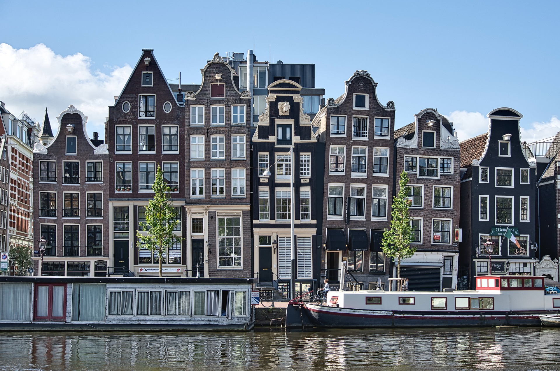 Amsterdam mal anders erleben: Mit dem Hausboot die Niederlande erobern