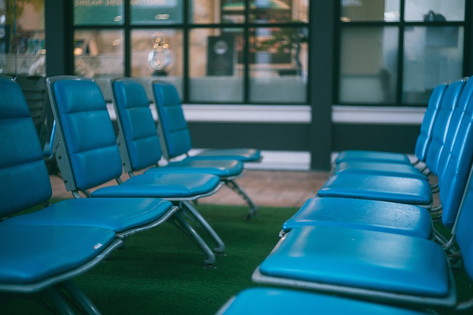 Flughäfen unter Druck: EU-Kommission prüft Handgepäck-Gebühren der Airlines!