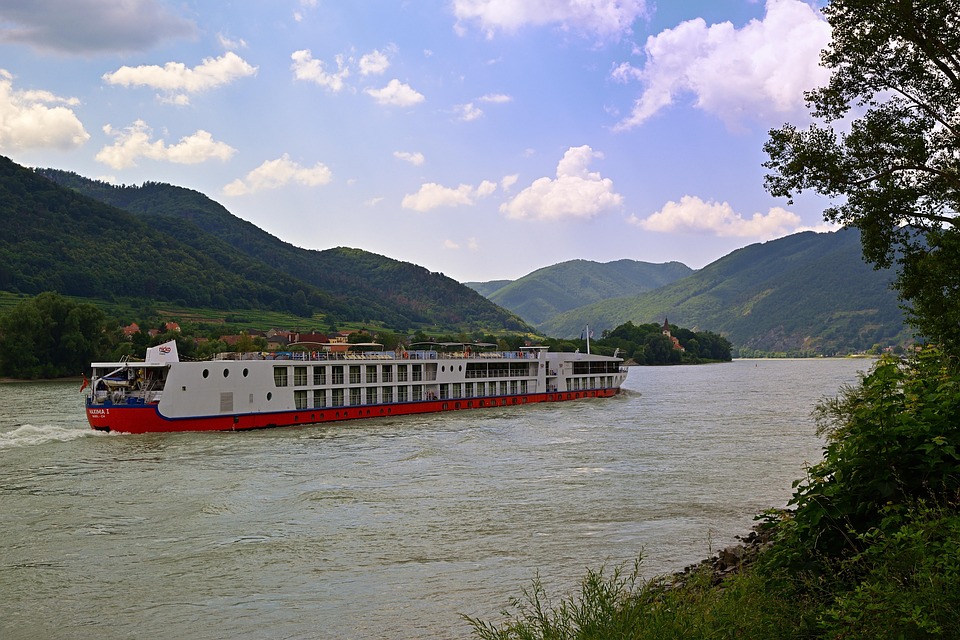 Flusskreuzfahrten mit Hund: Ein Abenteuer auf dem Rhein ab Köln!