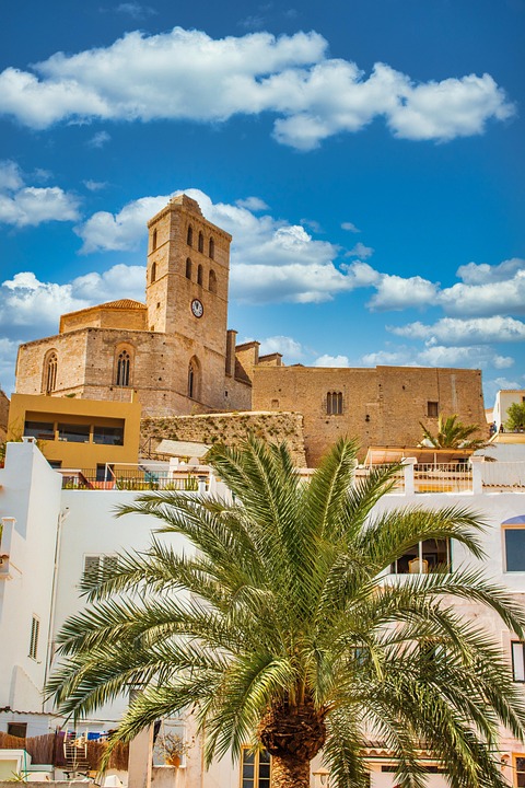 Ibiza bezaubert: Reisebüros entdecken die Schönheit der Insel!