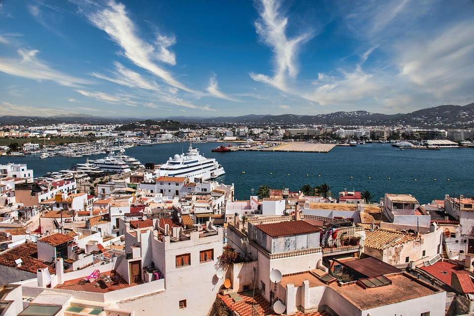 Partyzug nach Ibiza: Exzessive Randale auf EasyJet-Flug!