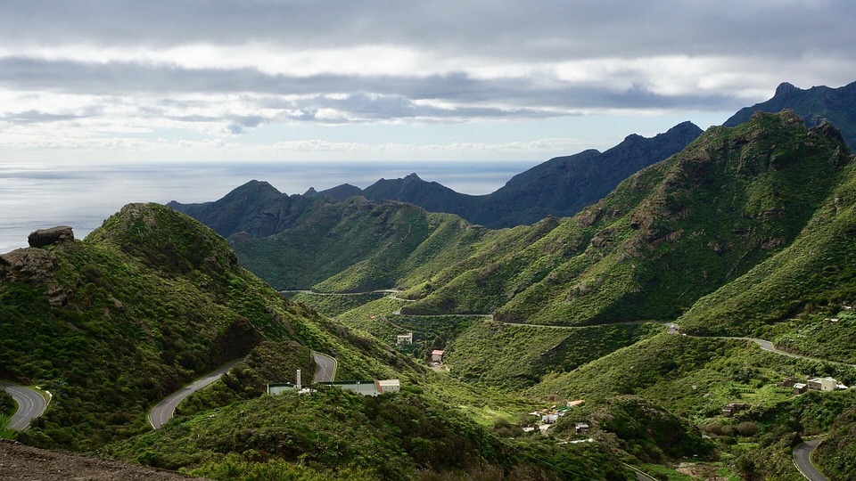 Teneriffa im Touristenstau: Strenge Regeln für Naturschutz ab 2026!