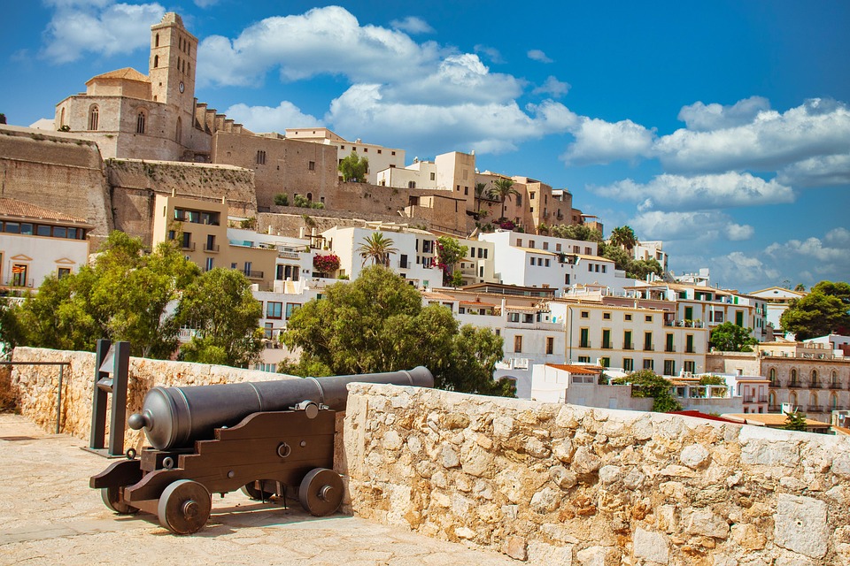 Urlauber-Paar auf Ibiza: Flucht vor 3.196 Euro Rechnung endet in Festnahme!