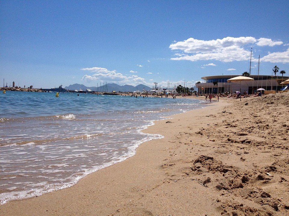 Cannes limitiert Kreuzfahrten: Nur noch ein Schiff pro Tag ab 2026!