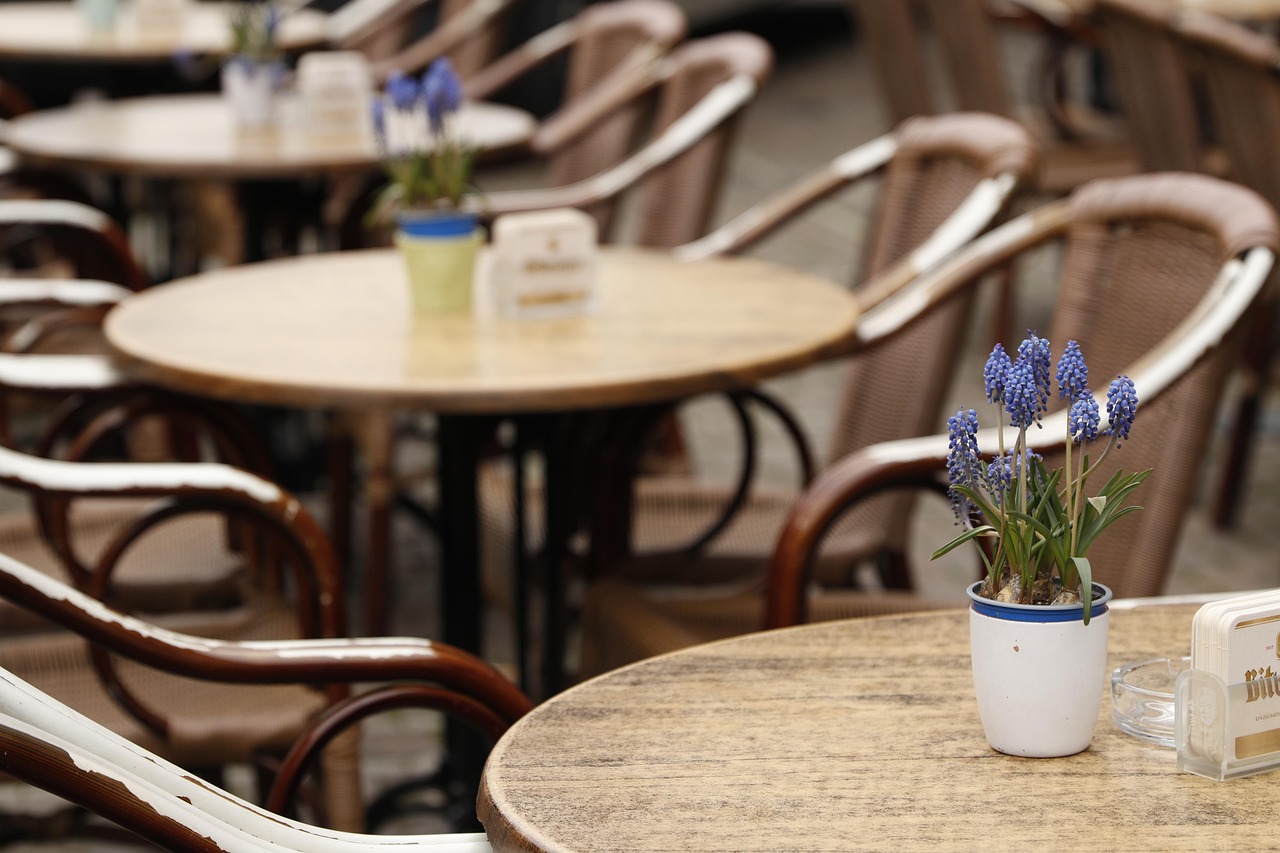 Die Atmosphäre der Cafés